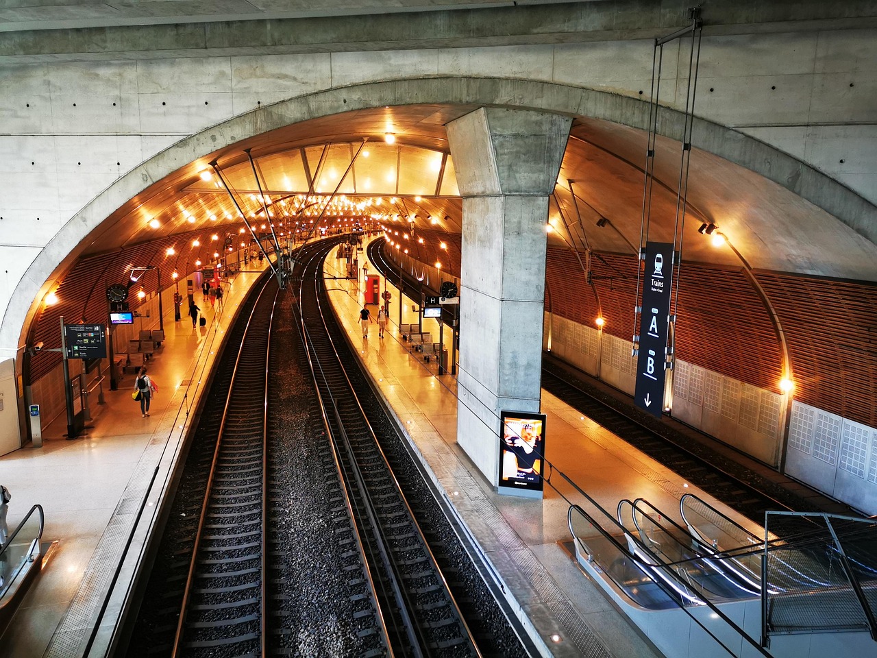 Les défis de l'accueil dans les secteurs aéroportuaire et ferroviaire
