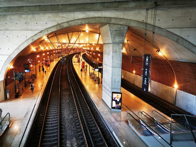 Les défis de l'accueil dans les secteurs aéroportuaire et ferroviaire