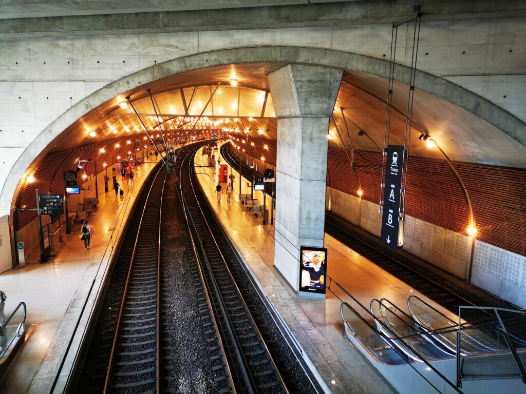Les défis de l'accueil dans les secteurs aéroportuaire et ferroviaire