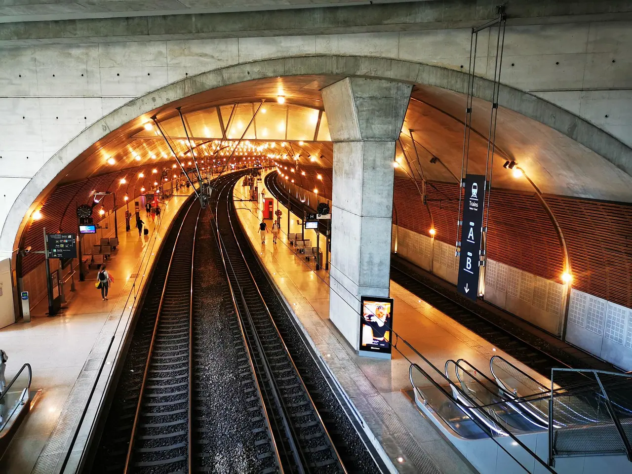 Les défis de l'accueil dans les secteurs aéroportuaire et ferroviaire